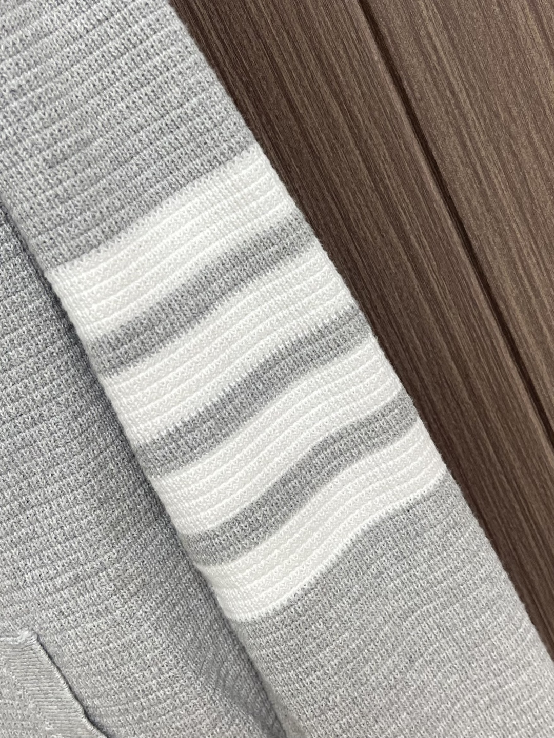 Thom Browne TB 新款嵌条四杠连帽拉链外套，采用斯托尔14针专机采用48支棉纱针织而成，原版