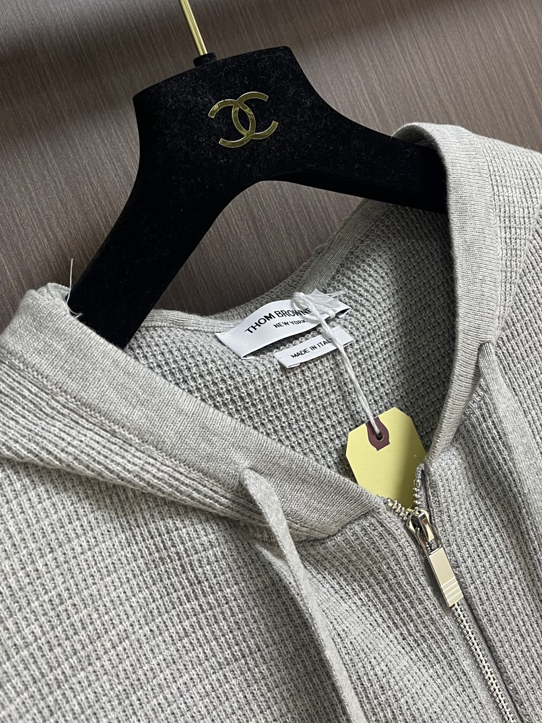 Thom Browne TB 新款嵌条四杠连帽拉链外套，采用斯托尔14针专机采用48支棉纱针织而成，原版