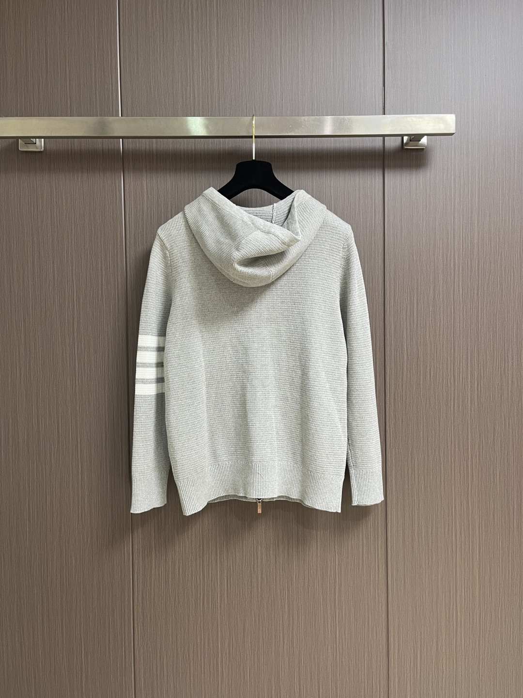 Thom Browne TB 新款嵌条四杠连帽拉链外套，采用斯托尔14针专机采用48支棉纱针织而成，原版