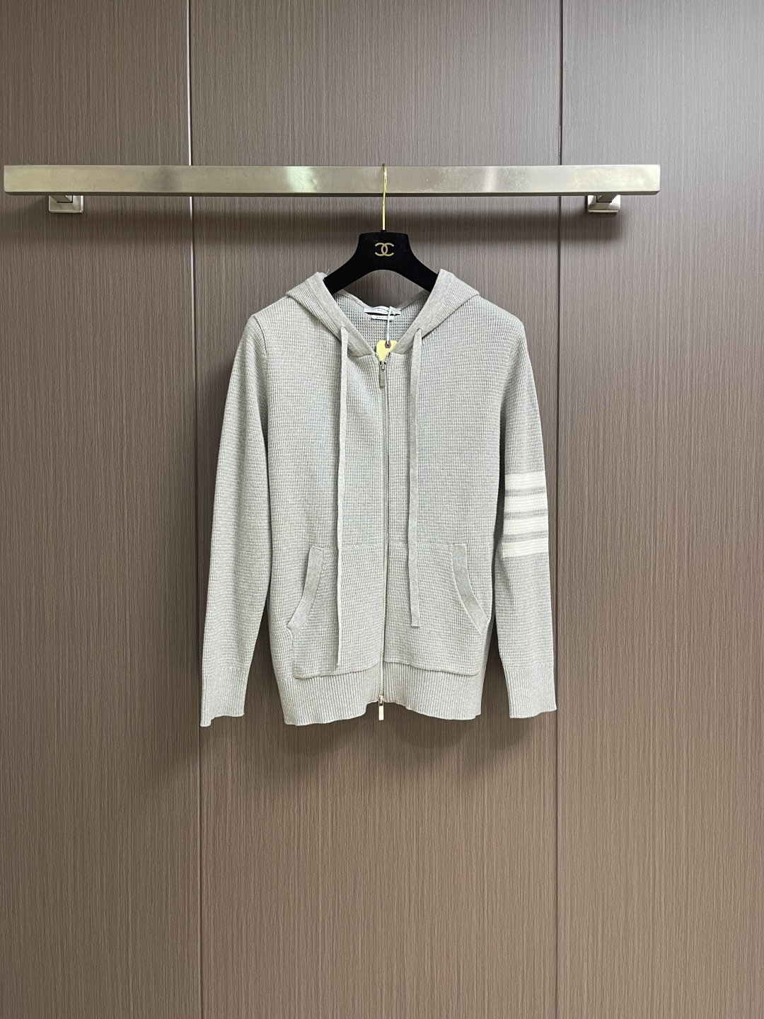 NO:611577,Thom Browne TB's new inlay four-bar hooded zipper jacket is knitted using Stoll's 14-needle special machine and 48-count cotton yarn. The original version has half-circle four-bar stripes on the 25-year-old classic four-bar stripe. The waffle knitted texture has a strong three-dimensional effect and double pockets. The hood rope is made of webbing and is about 2CM. The zipper uses a double-pull hardware buckle that can be pulled up and down for flexible dressing. Sizes 1-2-3-4, jackets &  coats,hats,alexander wang19860909Thom Browne TB 新款嵌条四杠连帽拉链外套,采用斯托尔14针专机采用48支棉纱针织而成,原版在25年经典属性四杠上面做了半围四杠条纹,华夫格针织纹理立体感强双插口袋,帽绳采用织带专机做到了2CM 左右,拉链采用的双拉头五金扣,可上下拉动灵活穿搭.尺码1-2-3-4,,jackets & coats,hats,alexander wang,Men's clothing