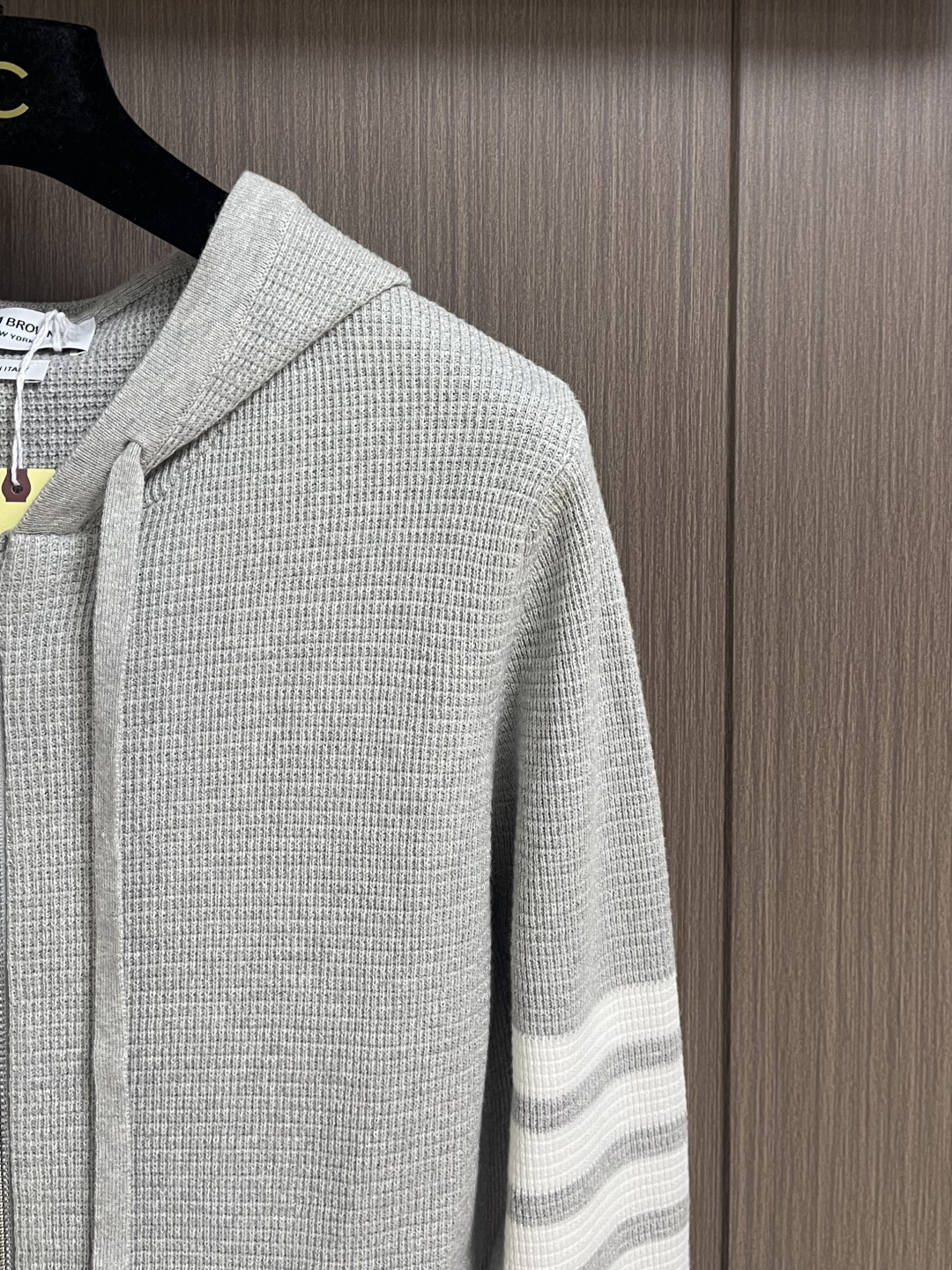 Thom Browne TB 新款嵌条四杠连帽拉链外套，采用斯托尔14针专机采用48支棉纱针织而成，原版