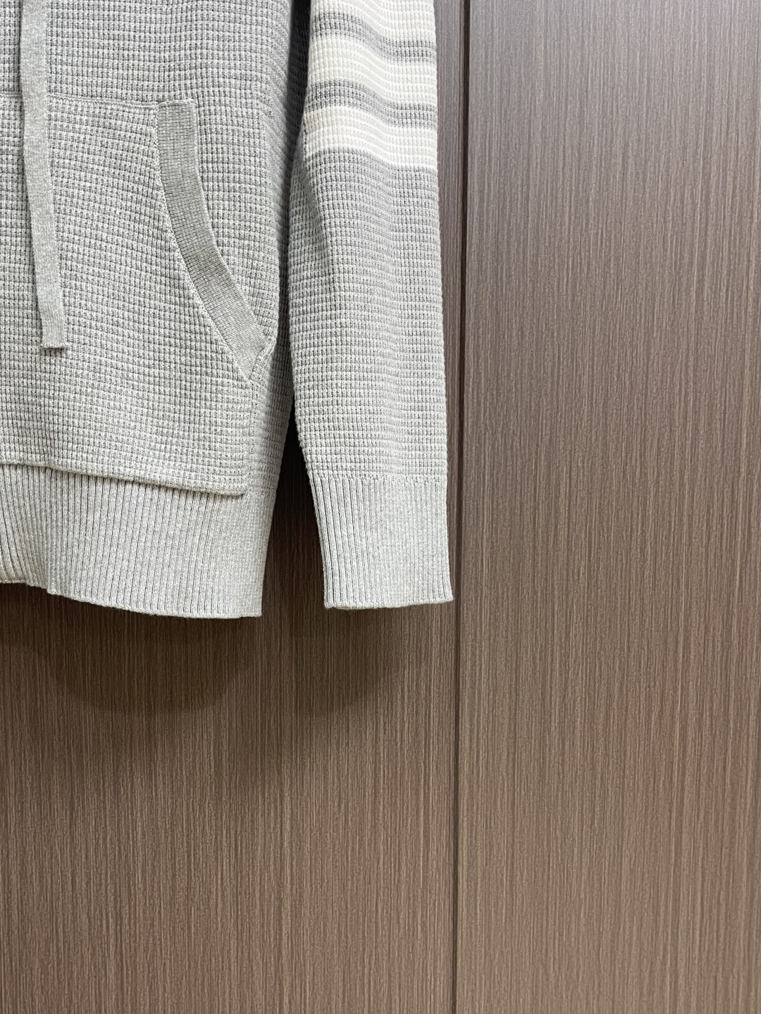 Thom Browne TB 新款嵌条四杠连帽拉链外套，采用斯托尔14针专机采用48支棉纱针织而成，原版