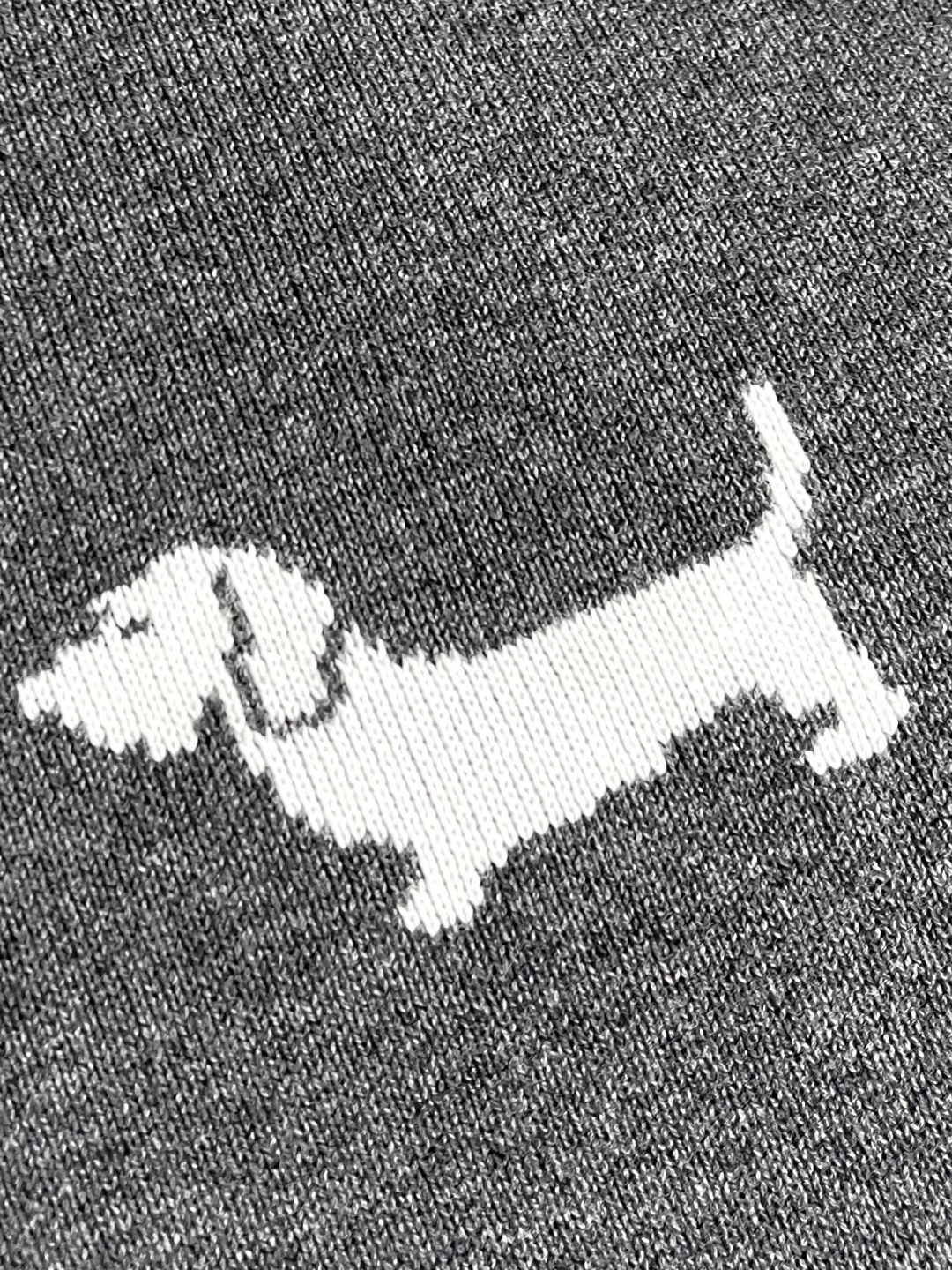 TB ThomBrowne汤姆布朗 满身提花小狗圆领针织毛衣 ，全身小狗嵌花双面针织立体机织，采用ZP一