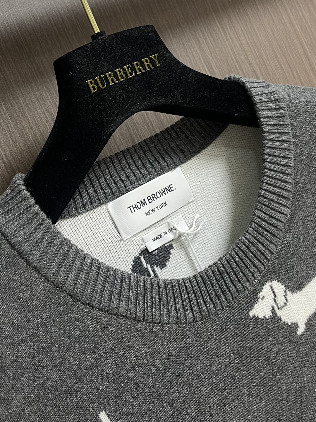 TB ThomBrowne汤姆布朗 满身提花小狗圆领针织毛衣 ，全身小狗嵌花双面针织立体机织，采用ZP一