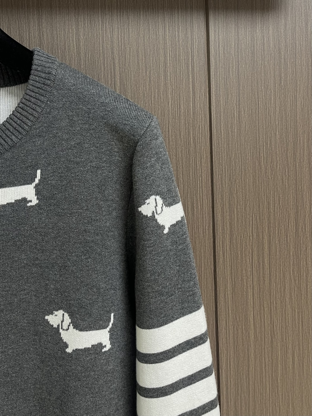 TB ThomBrowne汤姆布朗 满身提花小狗圆领针织毛衣 ，全身小狗嵌花双面针织立体机织，采用ZP一