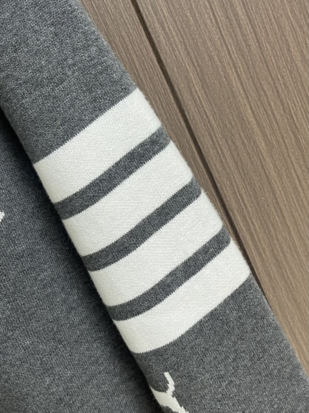 TB ThomBrowne汤姆布朗 满身提花小狗圆领针织毛衣 ，全身小狗嵌花双面针织立体机织，采用ZP一