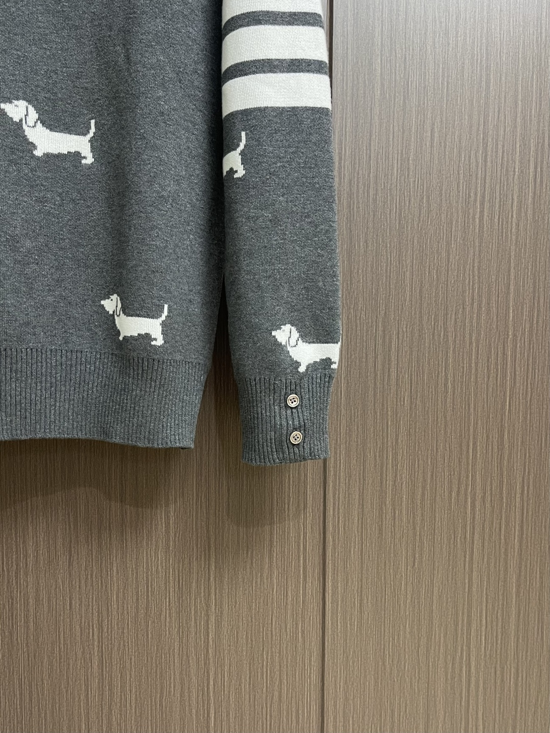 TB ThomBrowne汤姆布朗 满身提花小狗圆领针织毛衣 ，全身小狗嵌花双面针织立体机织，采用ZP一