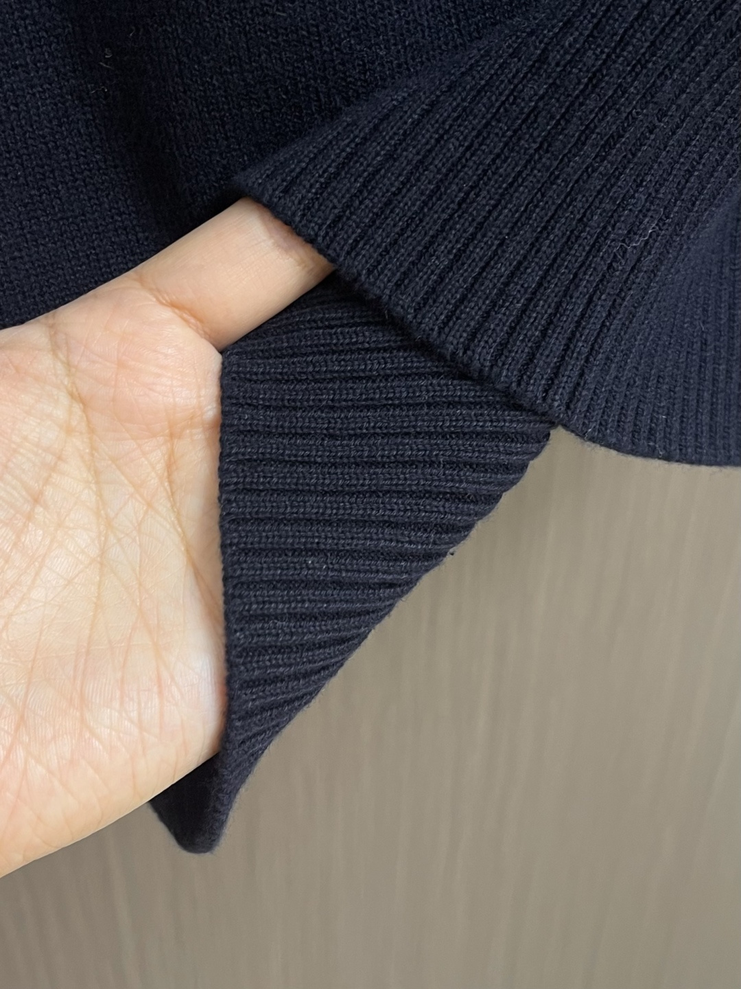 TB ThomBrowne汤姆布朗 满身提花小狗圆领针织毛衣 ，全身小狗嵌花双面针织立体机织，采用ZP一