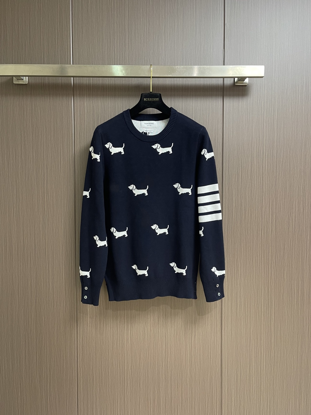 NO:611582,TB ThomBrowne Thom Browne full-body jacquard puppy round-neck knitted sweater, full-body puppy intarsia double-sided knitted three-dimensional woven, made of ZP consistent 40-count yarn material, German Stoll flat knitting machine 14 knitted pieces hem and cuff slit design, webbing slit. Size 1-2-3-4,,thom browne,sweaters,alexander wang19860909TB ThomBrowne汤姆布朗 满身提花小狗圆领针织毛衣 ,全身小狗嵌花双面针织立体机织,采用ZP一致40支纱线材质,德国斯托尔横机14针织片下摆袖口开叉设计 织带开边.尺码1-2-3-4,,thom browne,sweaters,alexander wang,Men's clothing