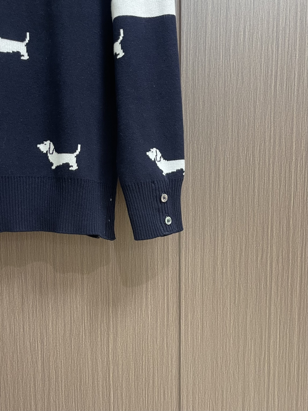 TB ThomBrowne汤姆布朗 满身提花小狗圆领针织毛衣 ，全身小狗嵌花双面针织立体机织，采用ZP一