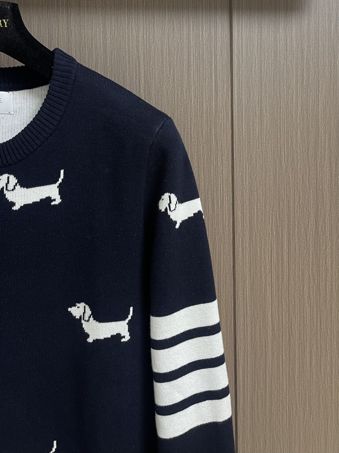 TB ThomBrowne汤姆布朗 满身提花小狗圆领针织毛衣 ，全身小狗嵌花双面针织立体机织，采用ZP一