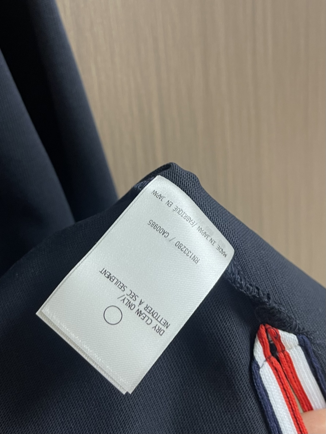 ThomBrowne汤姆布朗 TB 后幅织带长袖T恤，精选优质高端面料，自然舒适透气温柔，后背红白蓝三色