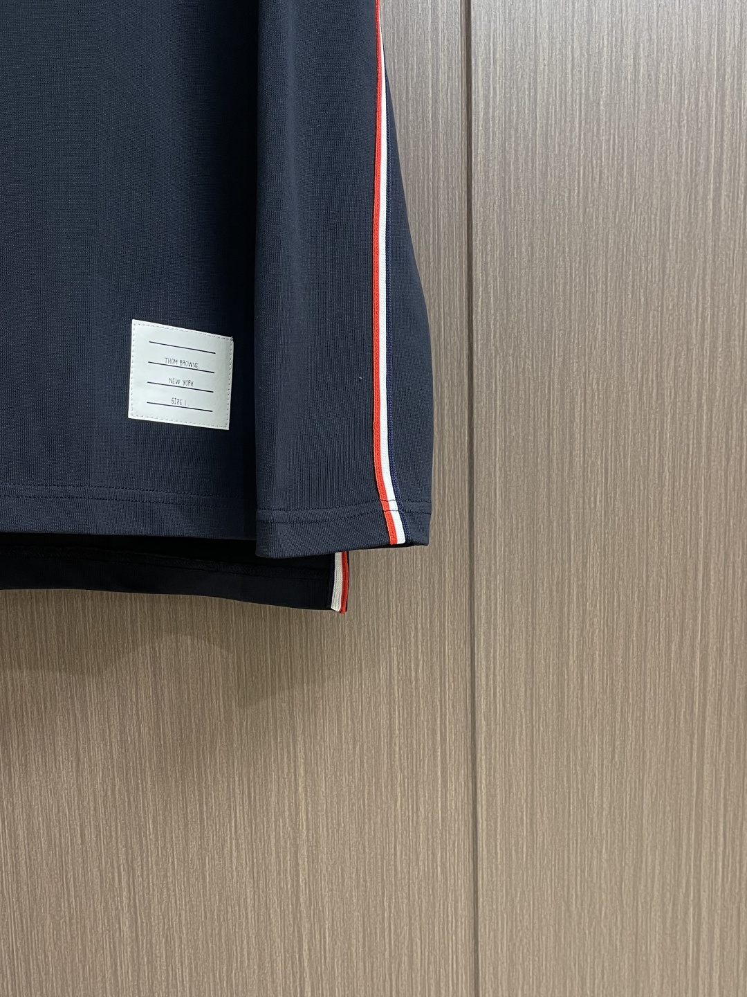 ThomBrowne汤姆布朗 TB 后幅织带长袖T恤，精选优质高端面料，自然舒适透气温柔，后背红白蓝三色