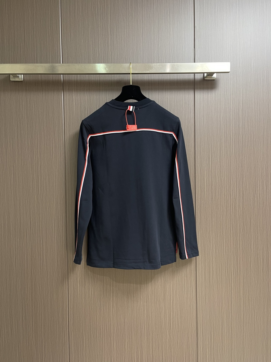 ThomBrowne汤姆布朗 TB 后幅织带长袖T恤，精选优质高端面料，自然舒适透气温柔，后背红白蓝三色