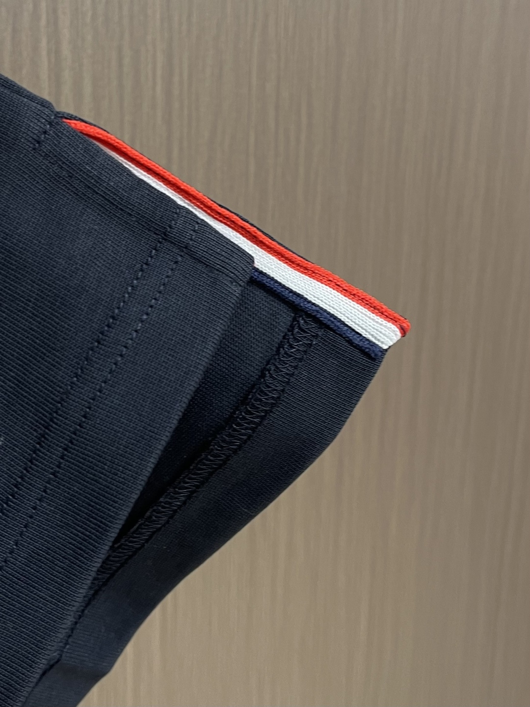 ThomBrowne汤姆布朗 TB 后幅织带长袖T恤，精选优质高端面料，自然舒适透气温柔，后背红白蓝三色