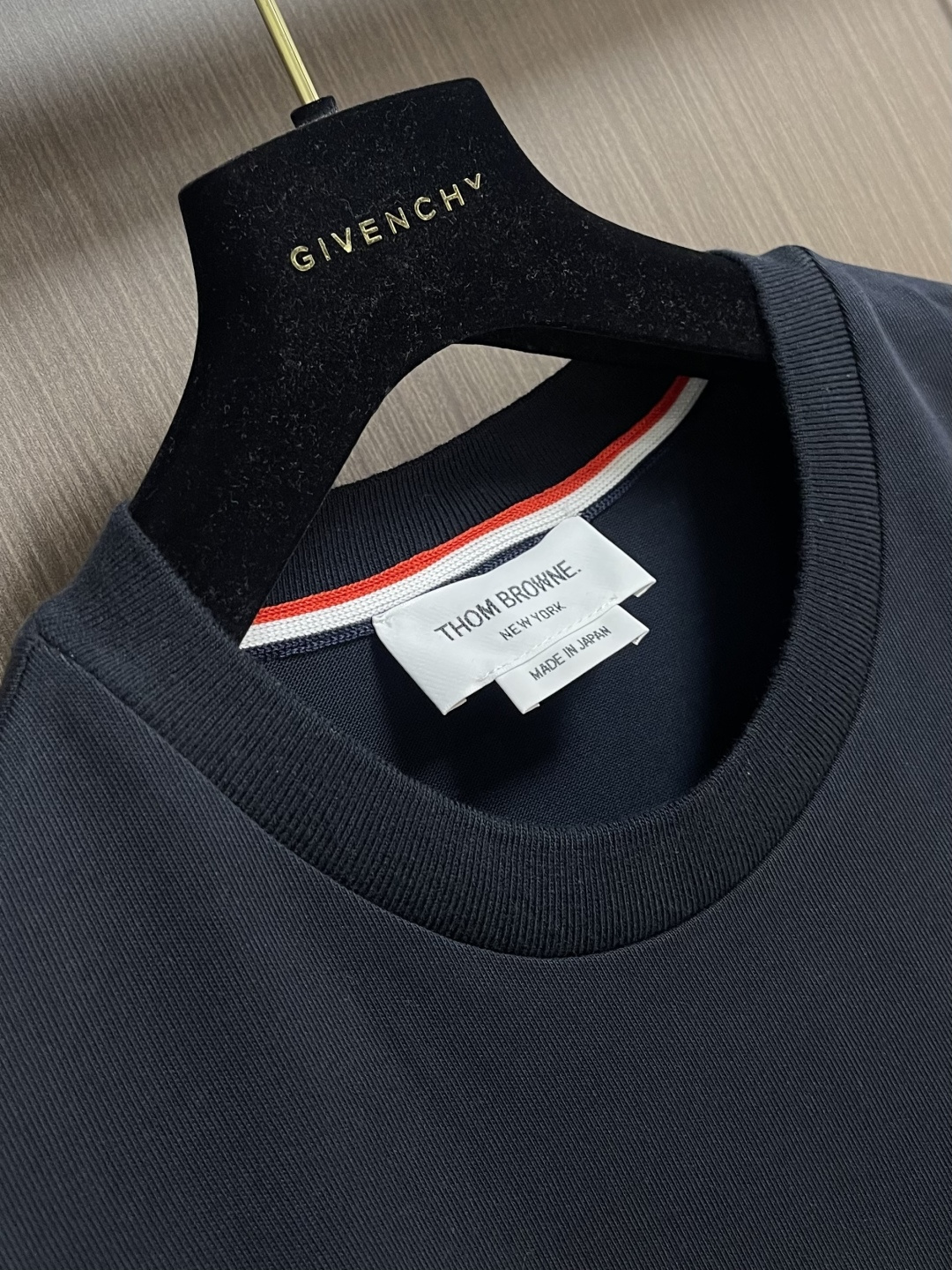 ThomBrowne汤姆布朗 TB 后幅织带长袖T恤，精选优质高端面料，自然舒适透气温柔，后背红白蓝三色