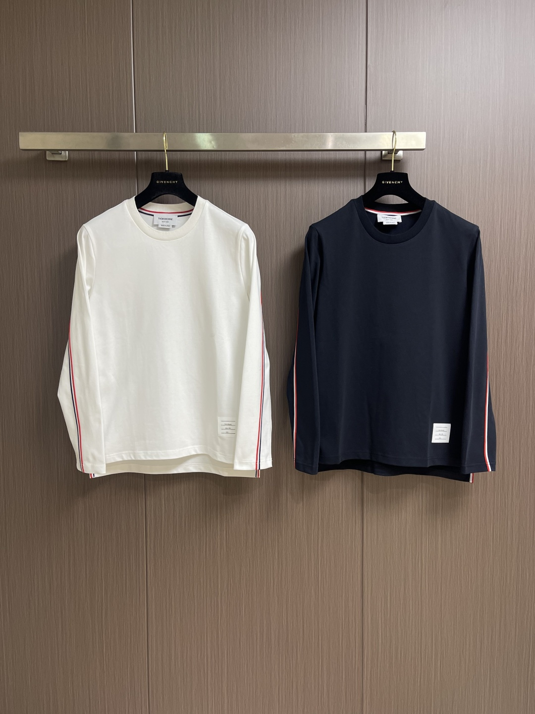 ThomBrowne汤姆布朗 TB 后幅织带长袖T恤，精选优质高端面料，自然舒适透气温柔，后背红白蓝三色