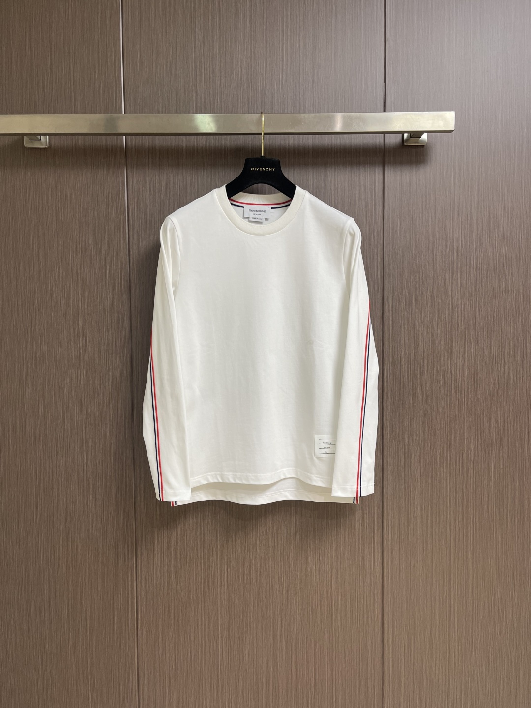 NO:611587,ThomBrowne TB back webbing long-sleeved T-shirt, selected high-quality high-end fabrics, natural, comfortable, breathable and gentle, red, white and blue stripes on the back, loose cut, versatile and fashionable. Size 1-2-3-4,,thom browne,tees,t-shirt,alexander wang19860909ThomBrowne汤姆布朗 TB 后幅织带长袖T恤,精选优质高端面料,自然舒适透气温柔,后背红白蓝三色条纹,宽松剪裁,百搭时尚.尺码1-2-3-4,,thom browne,tees，t-shirt,alexander wang,Men's clothing