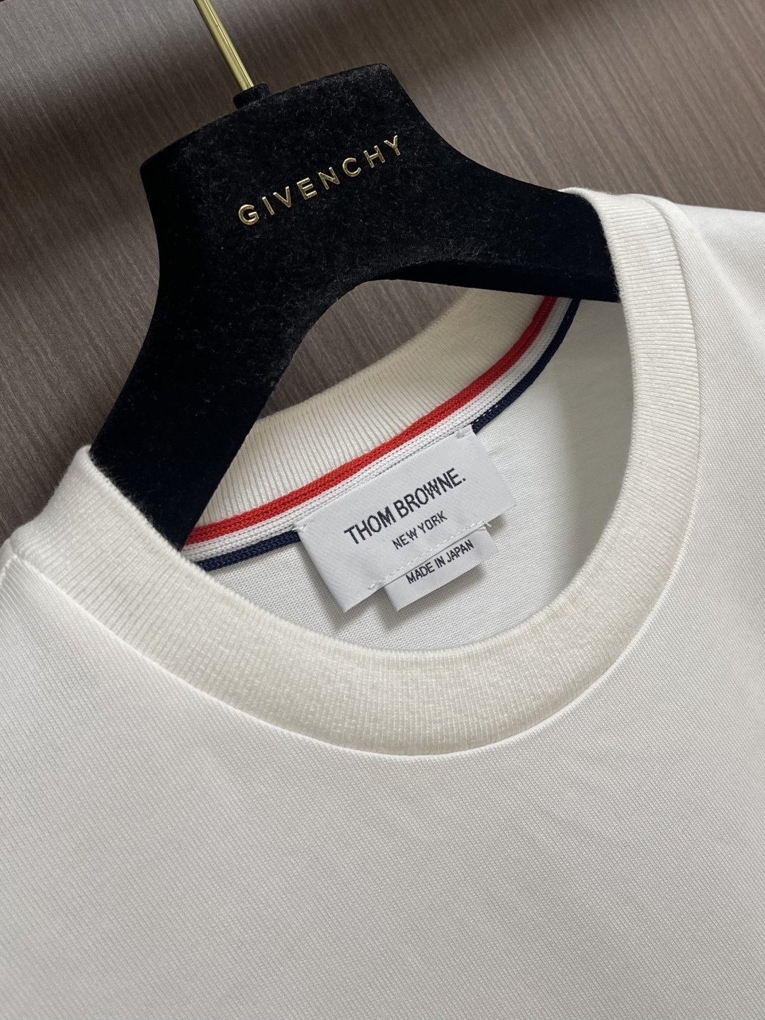 ThomBrowne汤姆布朗 TB 后幅织带长袖T恤，精选优质高端面料，自然舒适透气温柔，后背红白蓝三色