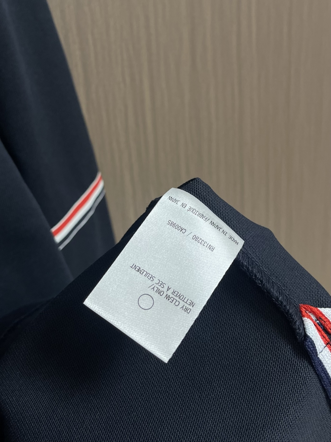 TB ThomBrowne汤姆布朗 2025SS新款手臂色织三色织带长袖T恤 还是标志性的前短后长设计 