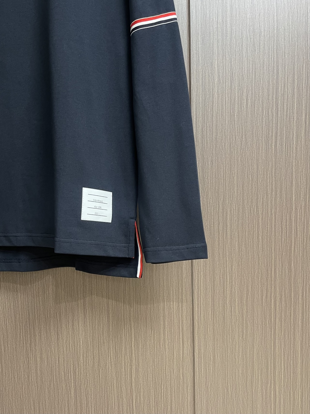 TB ThomBrowne汤姆布朗 2025SS新款手臂色织三色织带长袖T恤 还是标志性的前短后长设计 