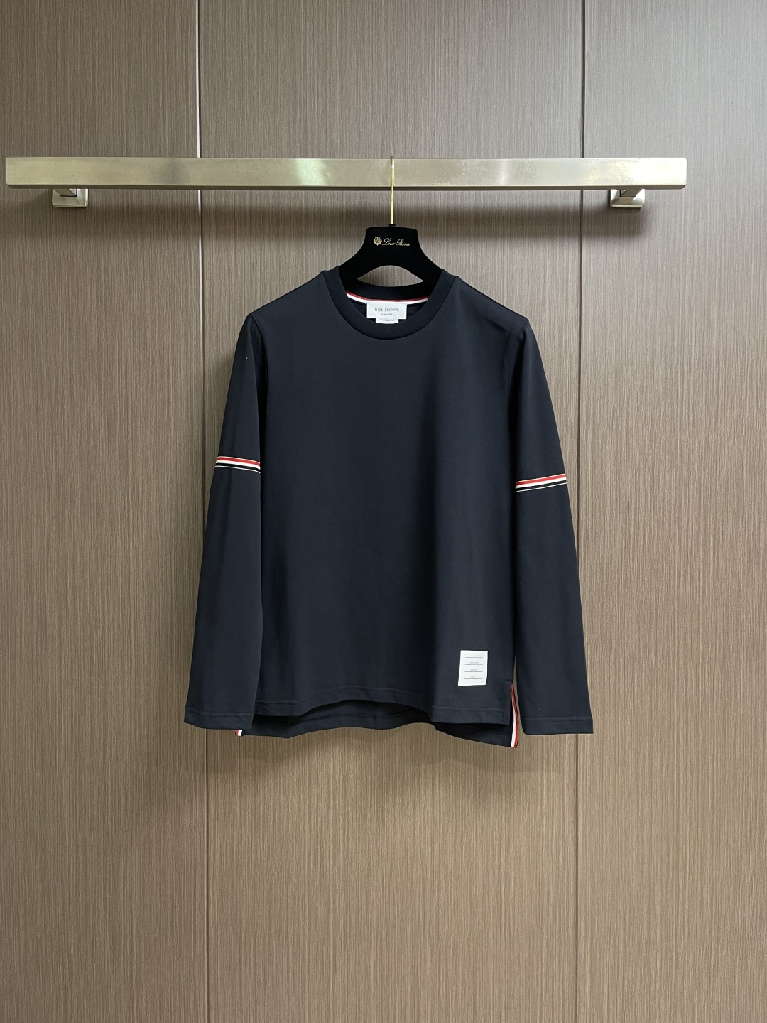 NO:611590,TB ThomBrowne Tom Brown SS new arm-dyed three-color web long-sleeved T-shirt It is still the iconic short front and long back design. Pure cotton, combed cotton, soft and comfortable, loose version, same style for men and women. Sizes 1-2-3-4,,thom browne,tees,t-shirt,alexander wang19860909TB ThomBrowne汤姆布朗 SS新款手臂色织三色织带长袖T恤 还是标志性的前短后长设计 纯棉 精梳棉 柔软舒适 版型宽松 男女同款 尺码1-2-3-4,,thom browne,tees，t-shirt,alexander wang,Men's clothing