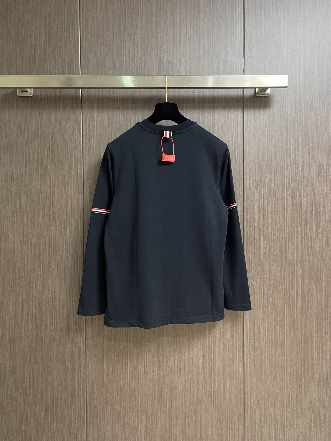 TB ThomBrowne汤姆布朗 2025SS新款手臂色织三色织带长袖T恤 还是标志性的前短后长设计 