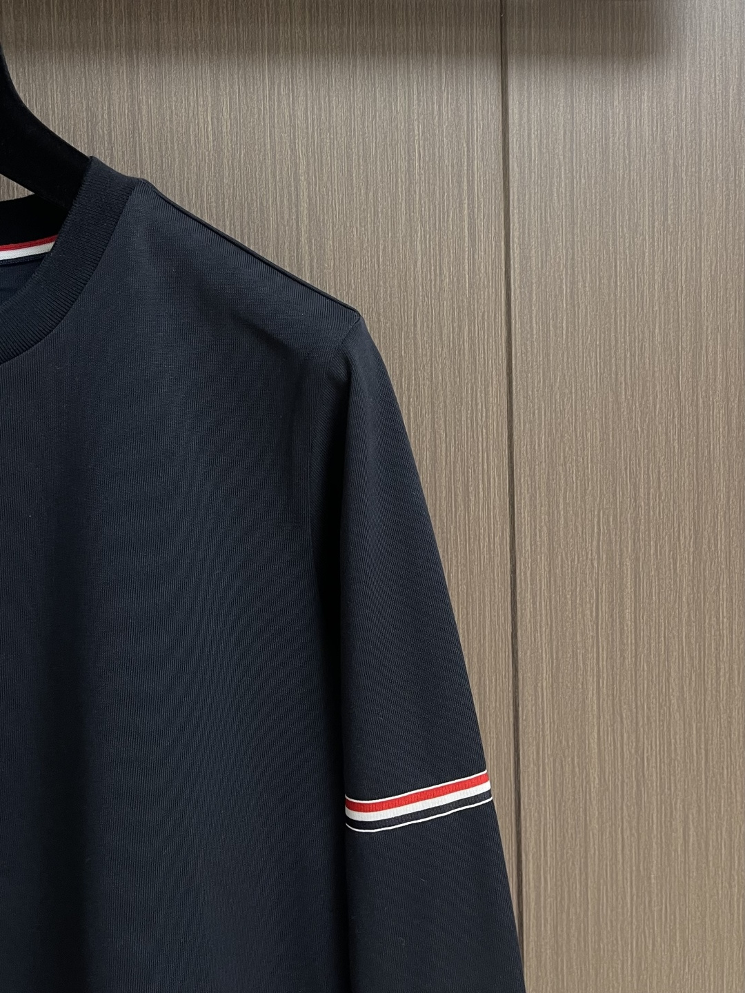 TB ThomBrowne汤姆布朗 2025SS新款手臂色织三色织带长袖T恤 还是标志性的前短后长设计 