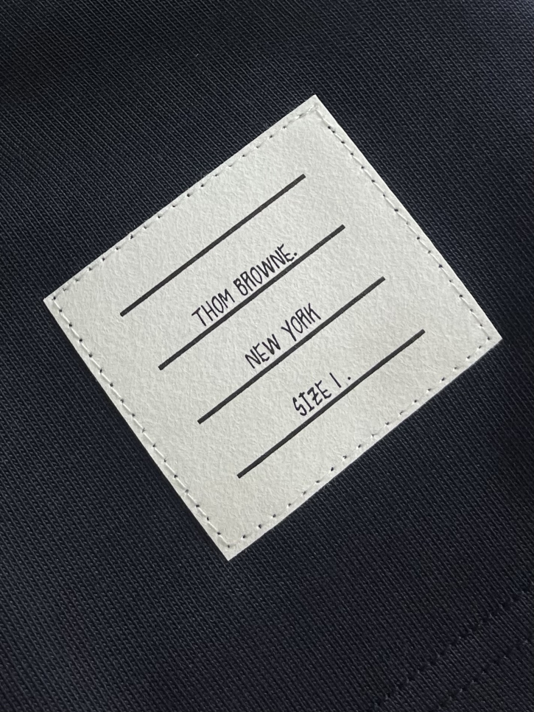 TB ThomBrowne汤姆布朗 2025SS新款手臂色织三色织带长袖T恤 还是标志性的前短后长设计 