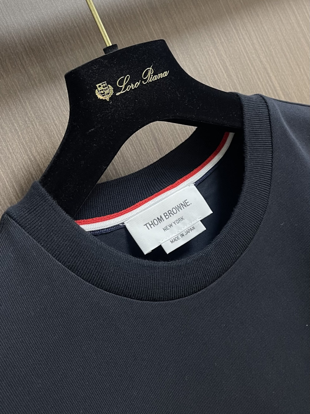 TB ThomBrowne汤姆布朗 2025SS新款手臂色织三色织带长袖T恤 还是标志性的前短后长设计 