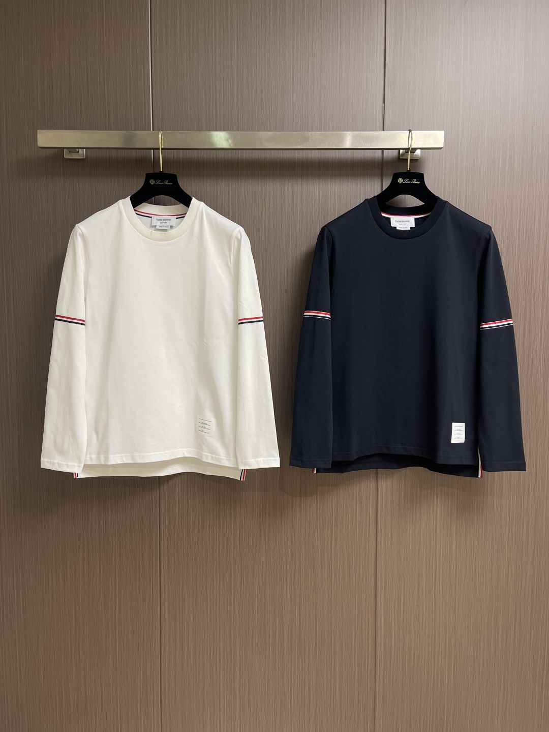 TB ThomBrowne汤姆布朗 2025SS新款手臂色织三色织带长袖T恤 还是标志性的前短后长设计 