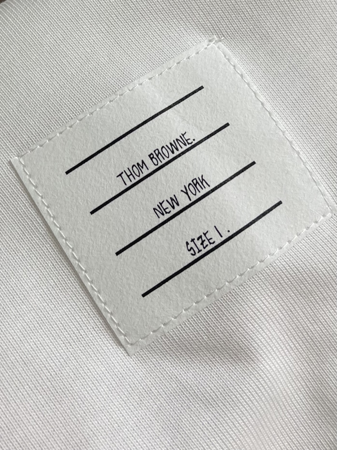 TB ThomBrowne汤姆布朗 2025SS新款手臂色织三色织带长袖T恤 还是标志性的前短后长设计 