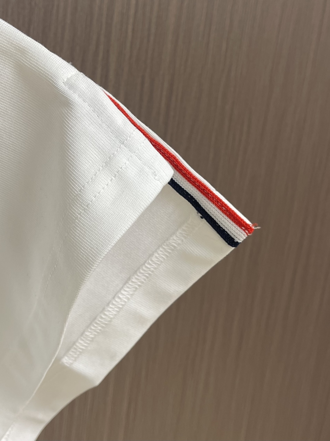 TB ThomBrowne汤姆布朗 2025SS新款手臂色织三色织带长袖T恤 还是标志性的前短后长设计 