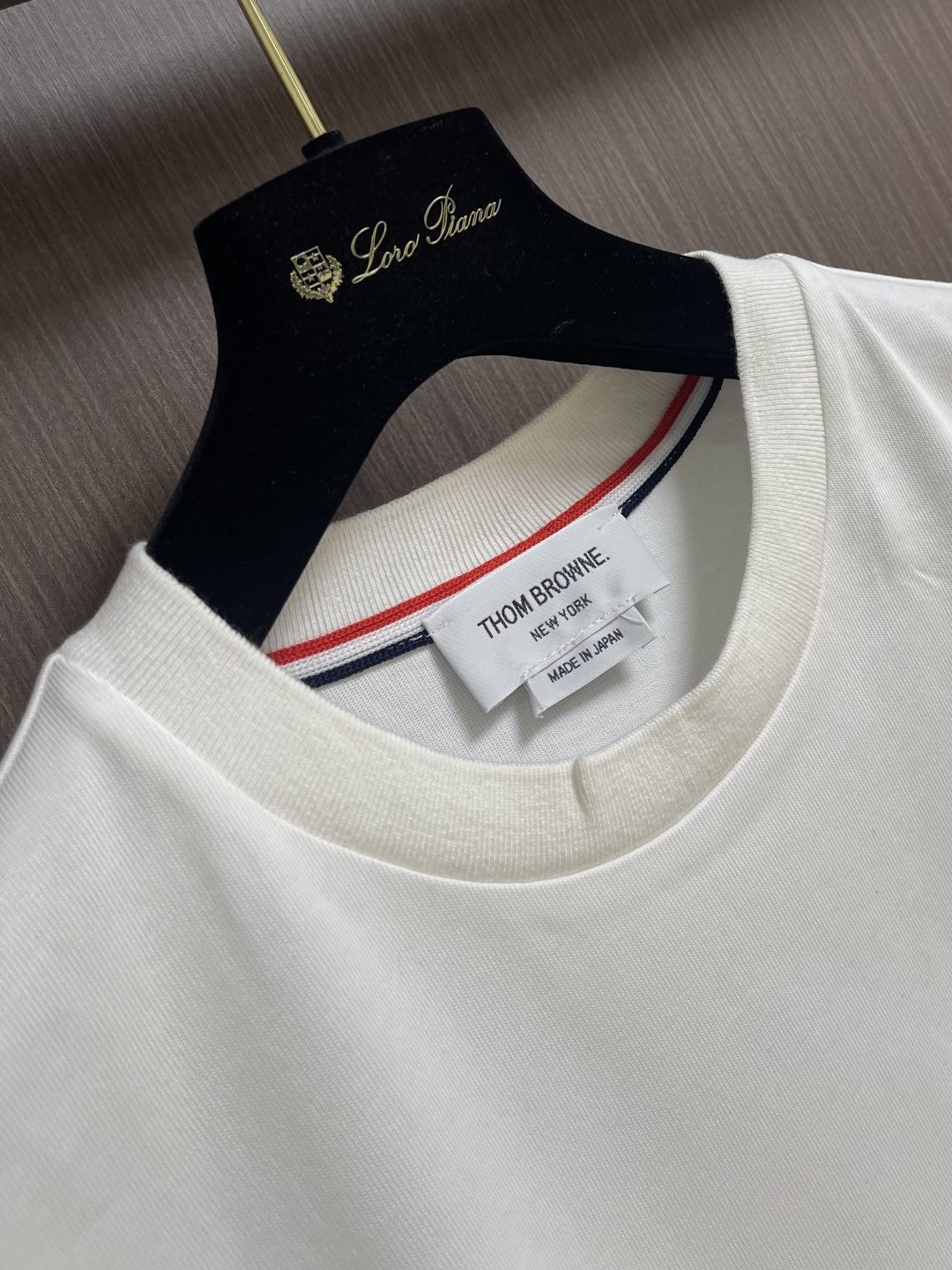 TB ThomBrowne汤姆布朗 2025SS新款手臂色织三色织带长袖T恤 还是标志性的前短后长设计 