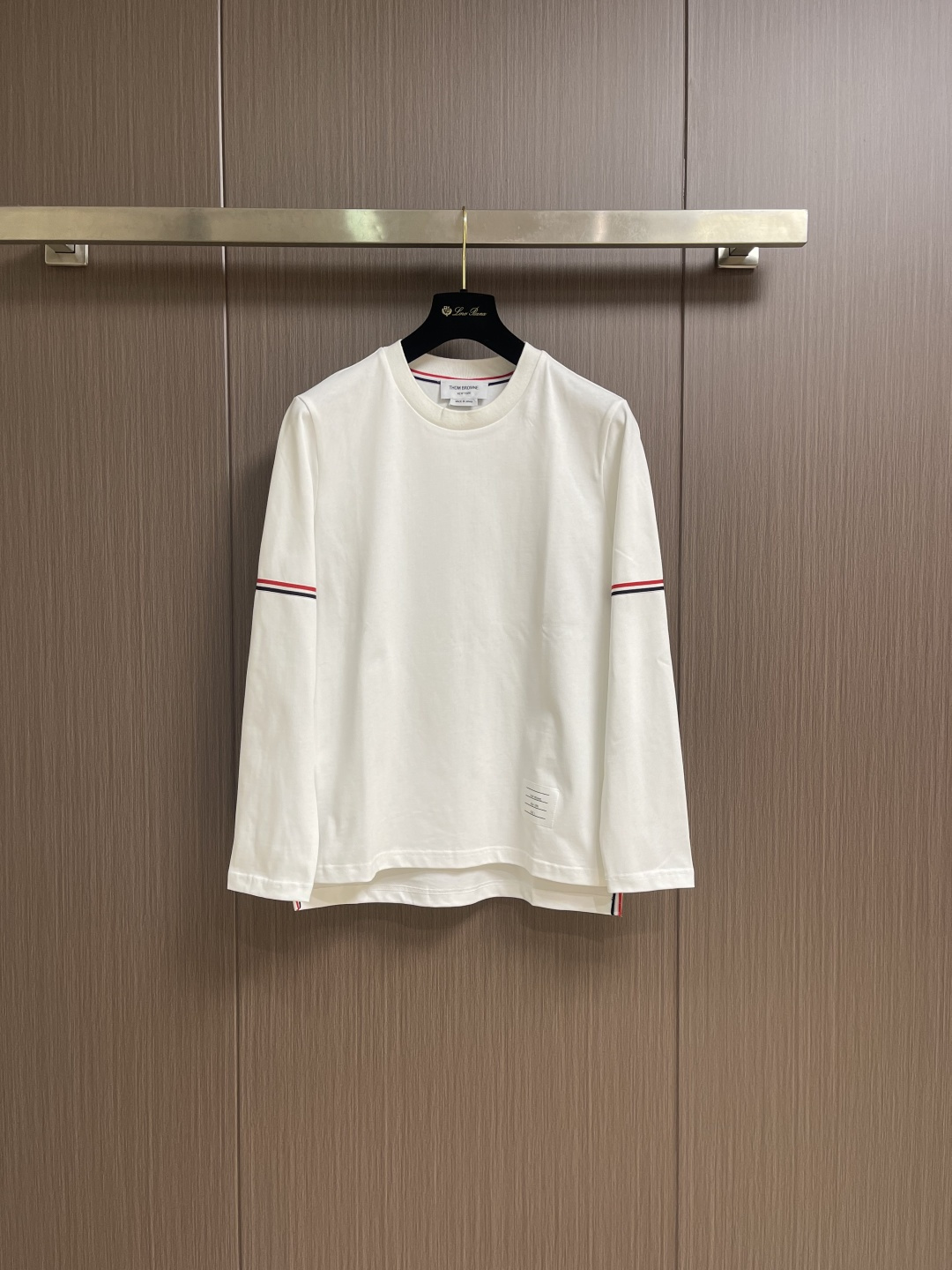 NO:611594,TB ThomBrowne Tom Brown SS new arm-dyed three-color web long-sleeved T-shirt It is still the iconic short front and long back design. Pure cotton, combed cotton, soft and comfortable, loose version, same style for men and women. Sizes 1-2-3-4,,thom browne,tees,t-shirt,alexander wang19860909TB ThomBrowne汤姆布朗 SS新款手臂色织三色织带长袖T恤 还是标志性的前短后长设计 纯棉 精梳棉 柔软舒适 版型宽松 男女同款.尺码1-2-3-4,,thom browne,tees，t-shirt,alexander wang,Men's clothing