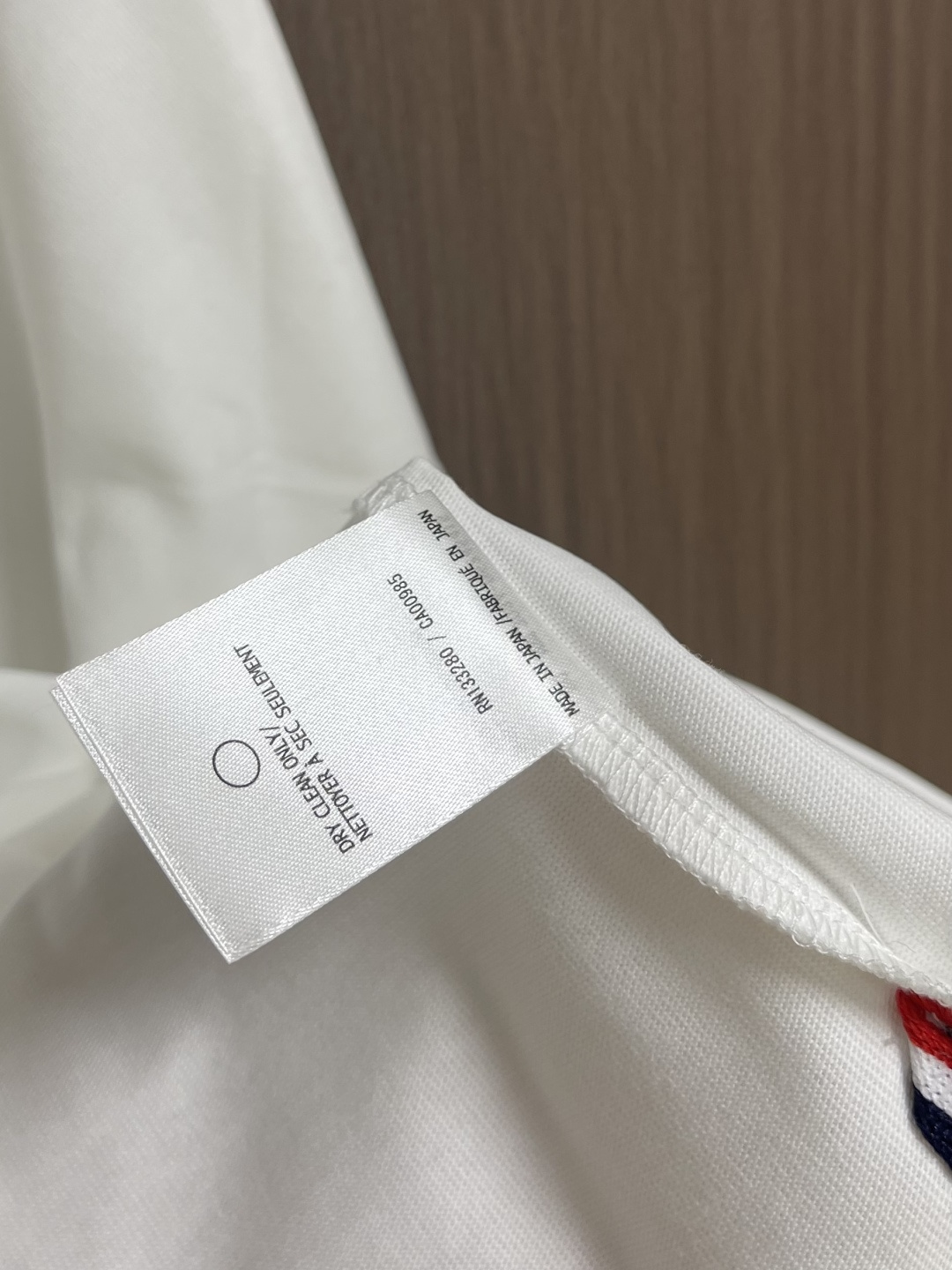 TB ThomBrowne汤姆布朗 2025SS新款手臂色织三色织带长袖T恤 还是标志性的前短后长设计 