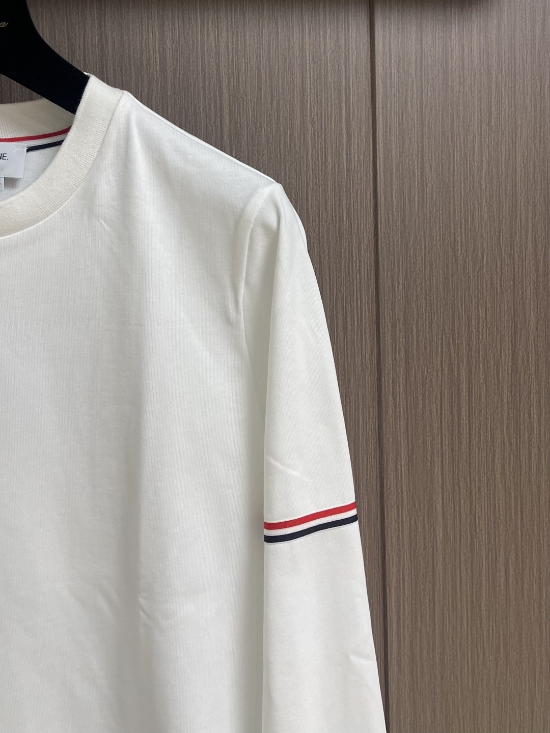 TB ThomBrowne汤姆布朗 2025SS新款手臂色织三色织带长袖T恤 还是标志性的前短后长设计 