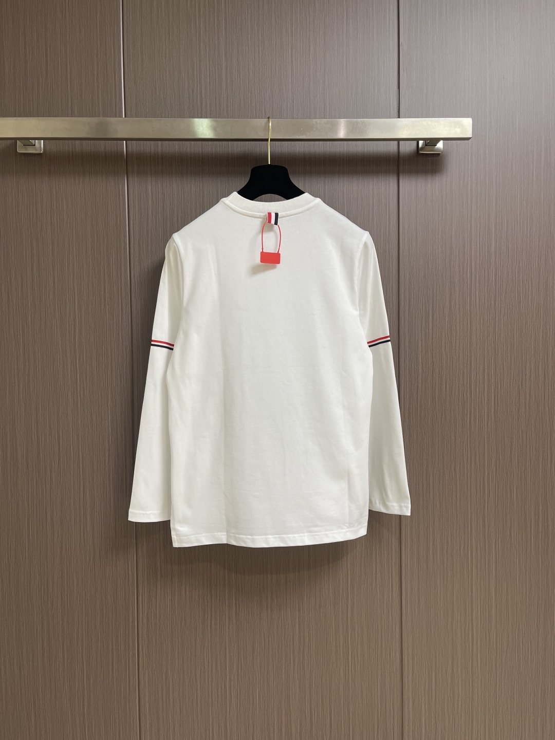 TB ThomBrowne汤姆布朗 2025SS新款手臂色织三色织带长袖T恤 还是标志性的前短后长设计 