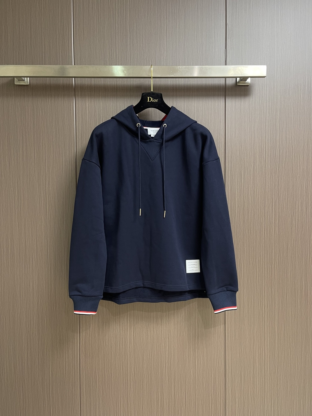 NO:611598,THOM BROWNE.TB classic hooded sweatshirt, classic yarn-dyed pullover sweatshirt, ZP custom-made yarn-dyed fabric. Made in Italy with small label, own brand factory assembly line production, neat wiring, quality assurance, 380 grams of classic double-ply terry cotton, fine shrinkage, no fading, no pilling, high-definition restoration of details, imported sewing equipment, fine stitch length. Size 1-2-3-4,, hoodie, sweatshirts, hats, alexander  wang19860909THOM BROWNE.TB经典连帽卫衣,经典色织套头卫衣,ZP定制色织面料 意大利制造产地小标,自家品牌工厂流水线生产 走线整齐 品质保证,380克经典双股毛圈棉 精细缩水处理 不褪色 不起球 高清还原细节 进口缝纫设备缝制 针距细密.尺码1-2-3-4,,hoodie,sweatshirts,hats,alexander wang,Men's clothing