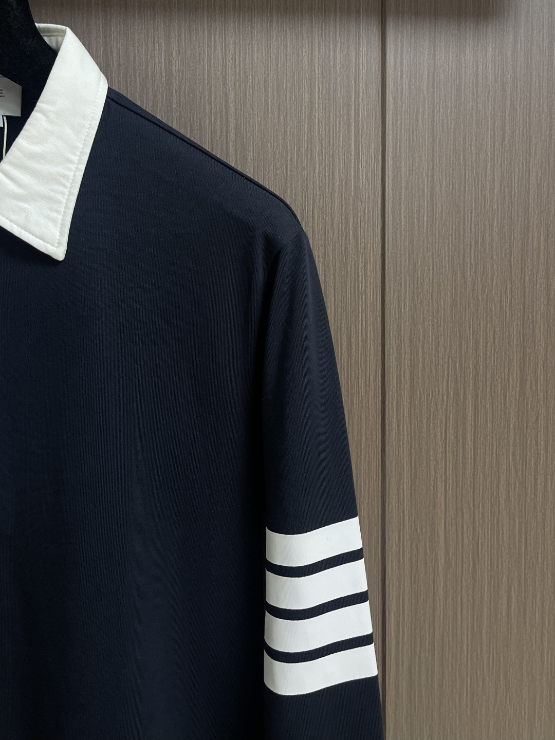 TB ThomBrowne汤姆布朗 撞色领净色简约长袖Polo 极简风格 简约设计经典标志 高克重烧毛工