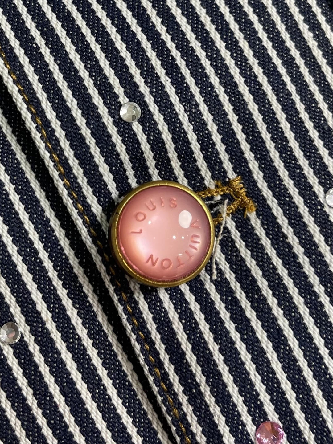 LV x Nigo 联名款 2025FW 樱花刺绣单排扣工装夹克外套，本款美式条纹牛仔夹克出自 Phar