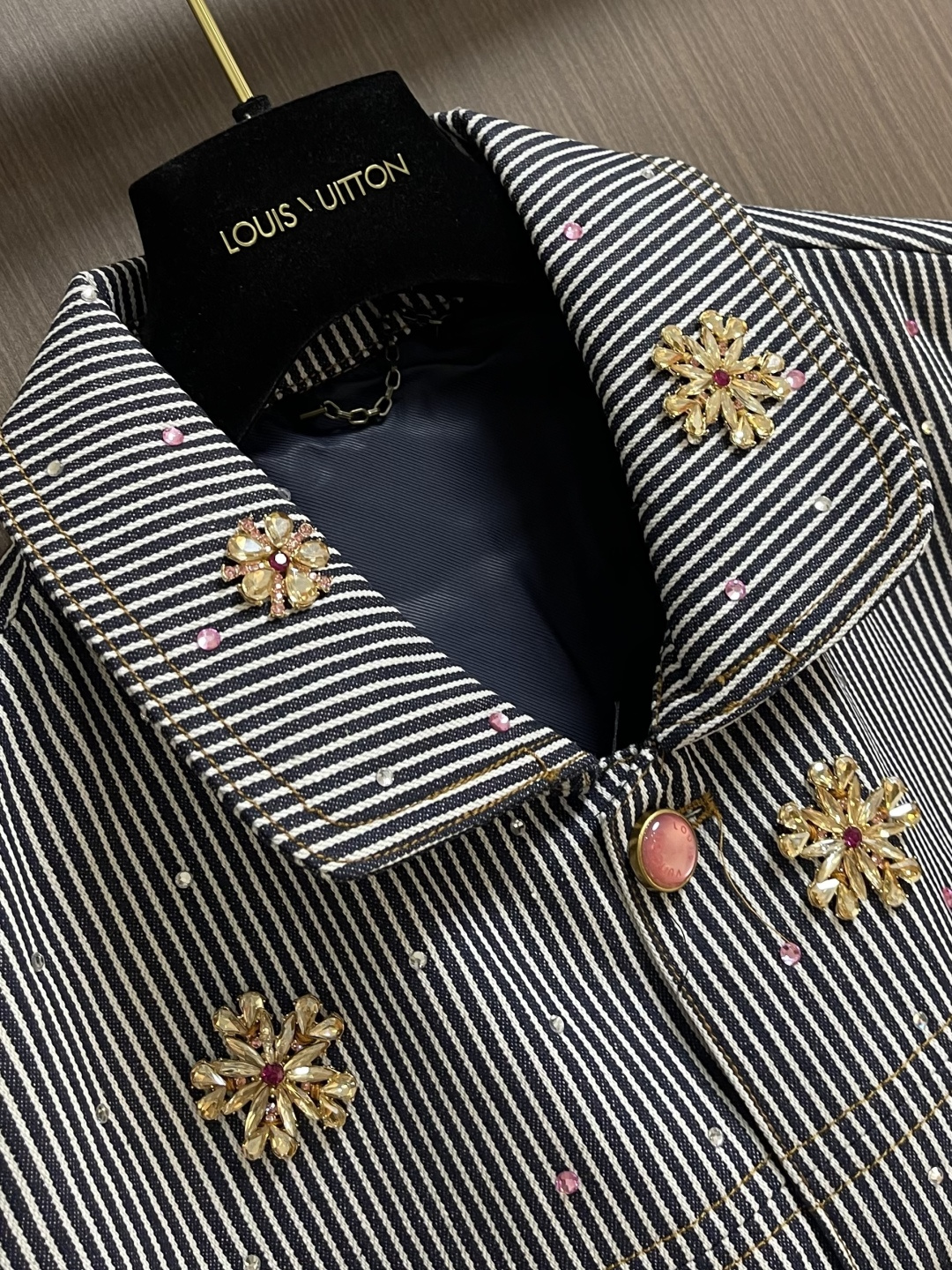 LV x Nigo 联名款 2025FW 樱花刺绣单排扣工装夹克外套，本款美式条纹牛仔夹克出自 Phar