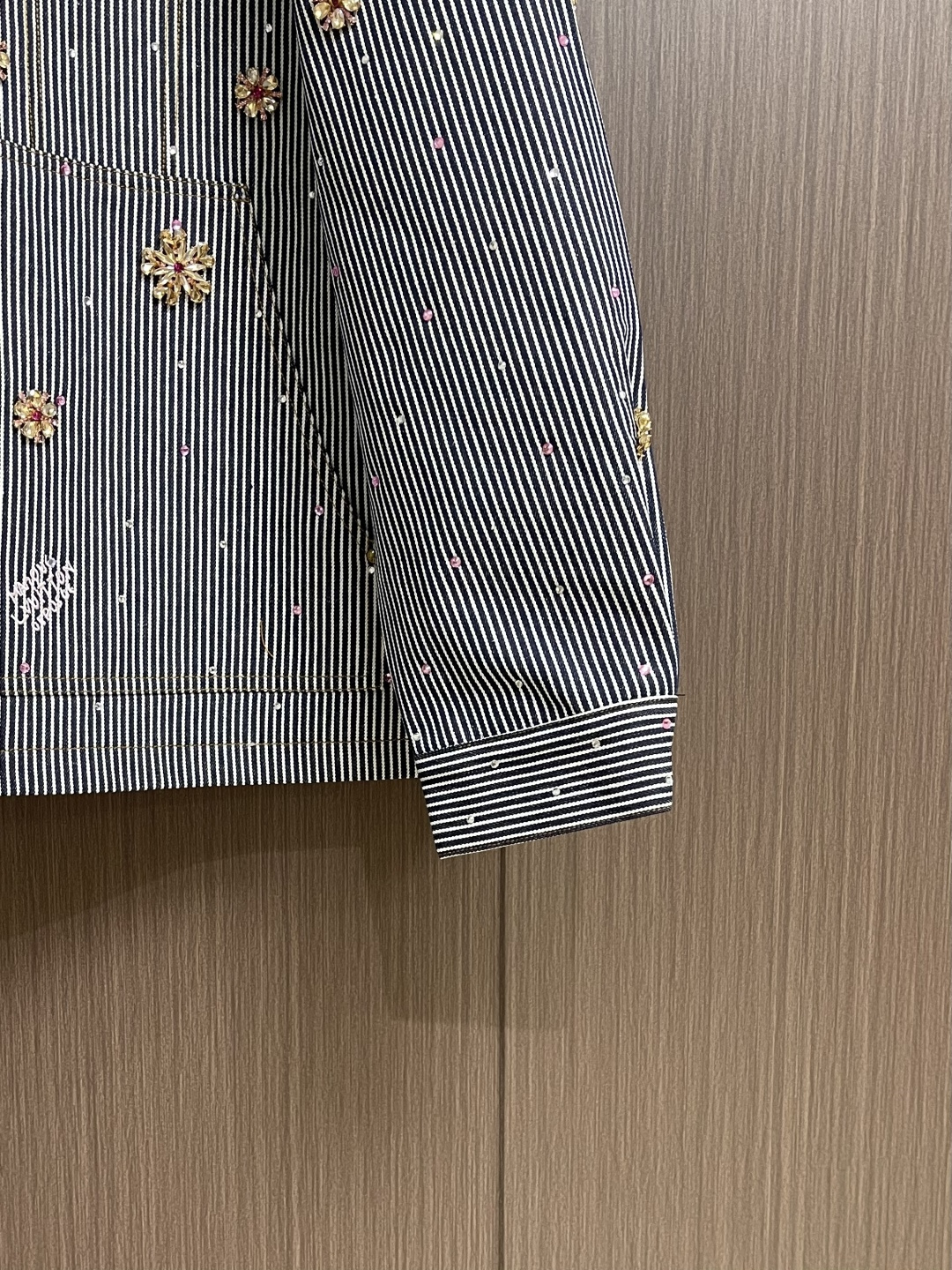 LV x Nigo 联名款 2025FW 樱花刺绣单排扣工装夹克外套，本款美式条纹牛仔夹克出自 Phar
