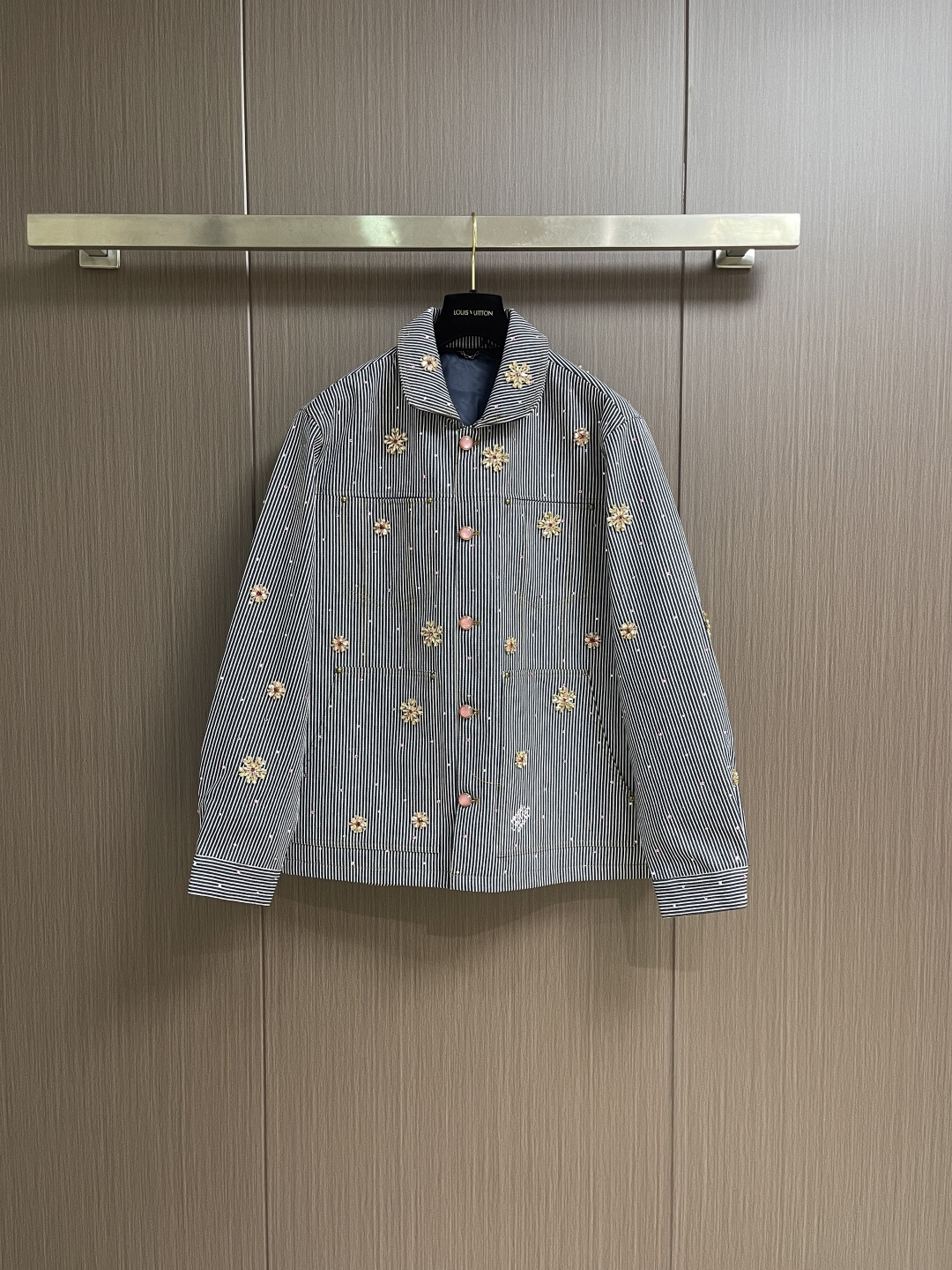 NO:613825,LV x Nigo joint model 2025FW cherry blossom embroidered single-breasted work jacket. This American striped denim jacket comes from the 2025 autumn and winter collaboration series presented by Pharrell Williams and Nigo. It injects Nigo’s Japanese elements into the work silhouette. The rhinestone cherry blossom embroidery shines brightly, and the arque L.Vuitton Deposee on the lower left pocket  Embroidery highlights Dandy style. Sizes S-XL,,louis vuitton,jackets & coats,jackets & coats,alexander wang19860909LV x Nigo 联名款 2025FW 樱花刺绣单排扣工装夹克外套,本款美式条纹牛仔夹克出自 Pharrell Williams与 Nigo 携手呈献的2025 秋冬合作系列,为工装廓形注入 Nigo的日式元素.莱茵石樱花刺绣绽放熠熠光彩,左下方口袋的 arque L.Vuitton Deposee 刺绣彰显丹迪风尚.尺码S-XL,,louis vuitton,jackets & coats,jackets & coats,alexander wang,Men's clothing