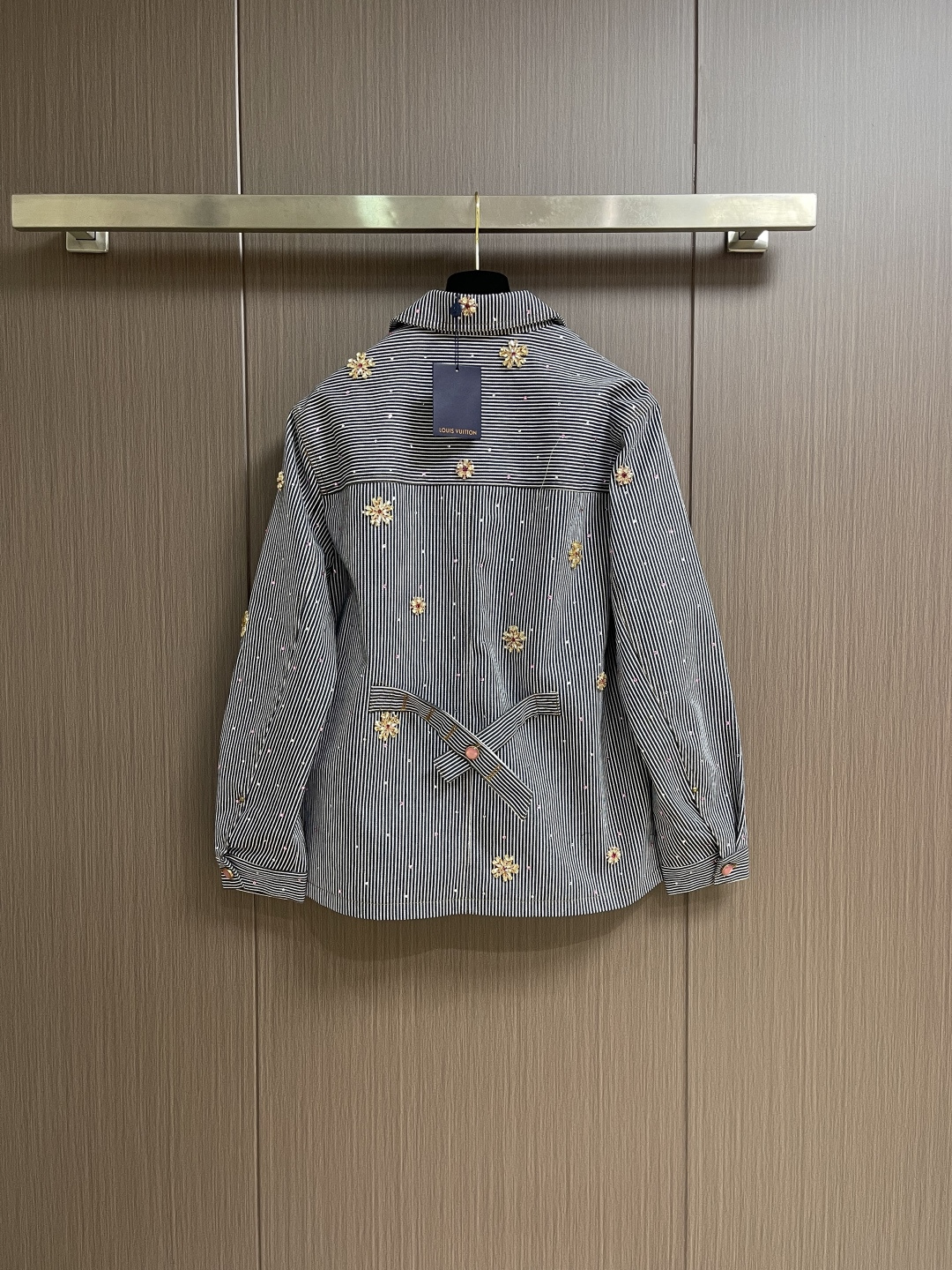 LV x Nigo 联名款 2025FW 樱花刺绣单排扣工装夹克外套，本款美式条纹牛仔夹克出自 Phar