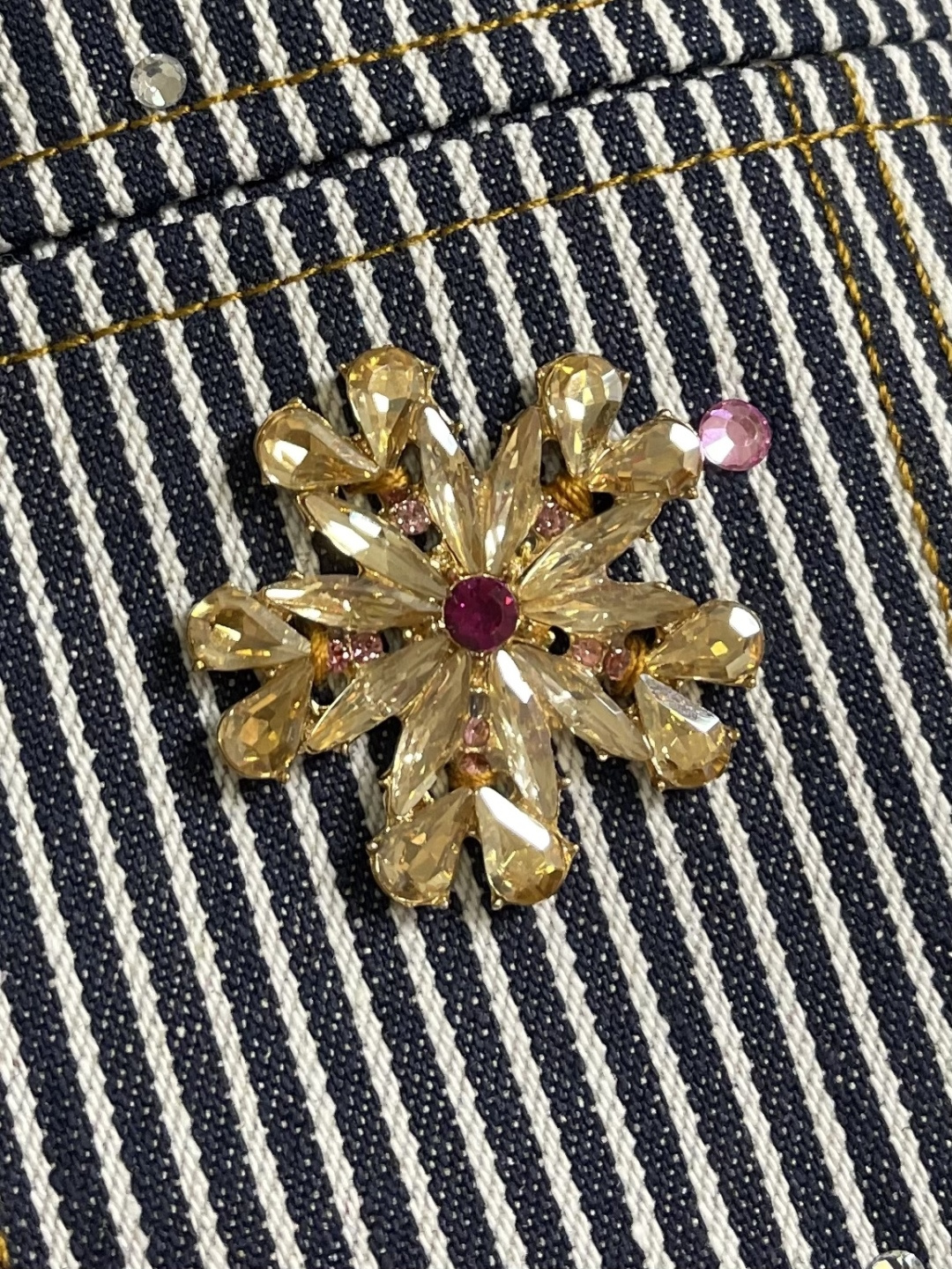 LV x Nigo 联名款 2025FW 樱花刺绣单排扣工装夹克外套，本款美式条纹牛仔夹克出自 Phar