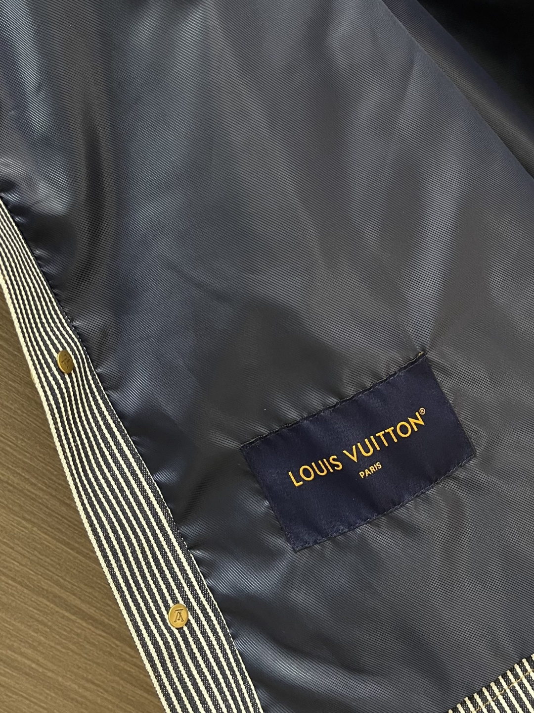 LV x Nigo 联名款 2025FW 樱花刺绣单排扣工装夹克外套，本款美式条纹牛仔夹克出自 Phar