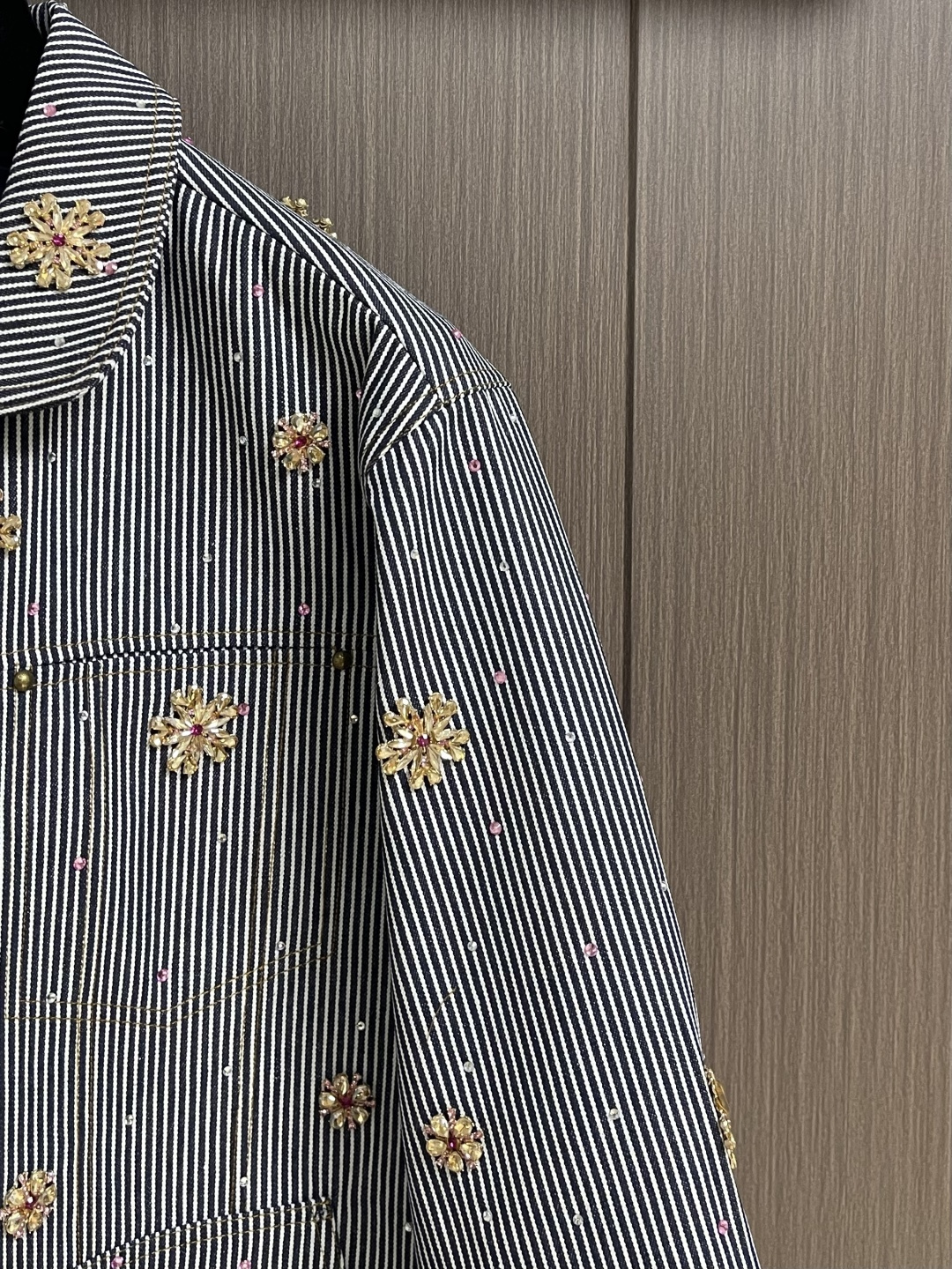 LV x Nigo 联名款 2025FW 樱花刺绣单排扣工装夹克外套，本款美式条纹牛仔夹克出自 Phar