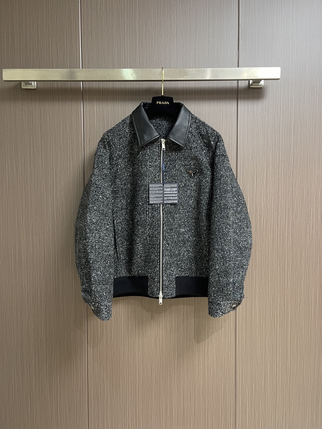 NO:627634,Prada 2025ss autumn new style leather collar woven down jacket. Customized YB imported woolen material is delicate and stylish. The inner lining is 95 white duck down to keep warm. The whole body is black and gray thread knitting color. It is suitable for casual wear in autumn and winter. The spliced leather collar collision design is used to add layering to the look. The iconic letter logo decoration on the chest highlights the brand tone. The development of surface accessories. The tailoring of the lapel zipper jacket presents a casual college old money style.  The outfit is fashionable and stylish. Sizes XS-L,,prada,jackets & coats,jackets & coats,down jacket,alexander wang19860909Prada 2025ss秋季新款拼皮领编织羽绒外套 定制YB进口羊毛呢材质细腻有型 内里95白鸭绒保暖 通体黑灰色系线织配色 适配秋冬文艺范休闲穿搭 沿用拼接皮领碰撞设计 增添造型层次感 胸前点缀标志性字母徽标装饰彰显品牌调性 面辅料开发 翻领拉链夹克外套剪裁 呈现随性学院老钱风格 穿搭时髦洋气.尺码XS-L,,prada,jackets & coats,jackets & coats,down jacket,alexander wang,Men's clothing