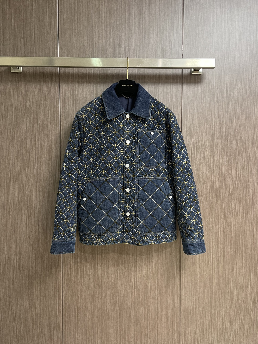 NO:611591,Jacket Shorts LV ss new embroidered denim tunic jacket shorts suit, this denim work jacket is from the autumn and winter show Pharrell Williams and Nigo jointly created the cooperation series, showing the brand's exquisite craftsmanship. The full-width quilted Dandy Monogram pattern is embellished with the Louis Vuitton logo, showing Nigo's Japanese aesthetic heritage. The pearlescent buttons exude an elegant atmosphere and match the same style of shorts. Size S-XL  29-30-31-32 counter size,,louis vuitton,louis vuitton,shorts,jackets & coats,jackets & coats,alexander wang19860909外套 短裤 LV ss新款刺绣牛仔束腰夹克短裤套装,本款牛仔工装束腰夹克出自 秋冬秀场 Pharrell Williams与 Nigo 联袂打造的合作系列,尽显品牌精湛匠艺.全幅绗缝 Dandy Monogram 图案点缀路易威登标识,道出 Nigo的日式美学传承.珠光纽扣流露雅致气息,与同款短裤搭配相宜.尺码S-XL 29-30-31-32 专柜码数,,louis vuitton,louis vuitton,shorts,jackets & coats,jackets & coats,alexander wang,Men's clothing